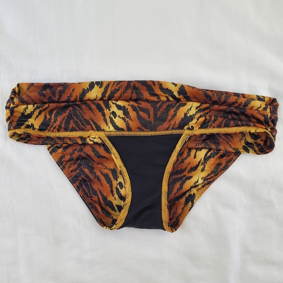 Victoria's Secret Swim Bombshell Tiger Print Shimmer Bikini Top & Bottom 34A XS - Picture 12 of 16